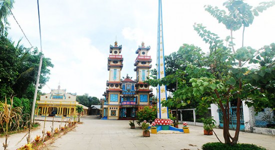 MEKONG RUSTIC 1 DAY TOUR:  Ninh Kiều(Can Thơ) – Cai Răng floating market – Cao Dai Temple –Tan Phong Isles