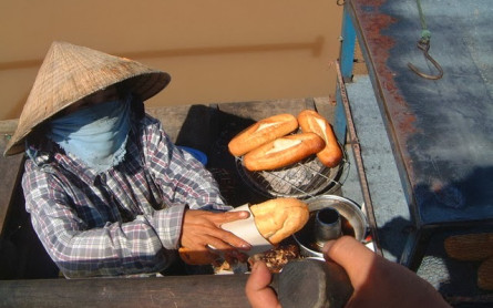 SIX FOODIE’S ESSENTIALS IN CAI RANG FLOATING MARKET- MEKONG ECO TOUR